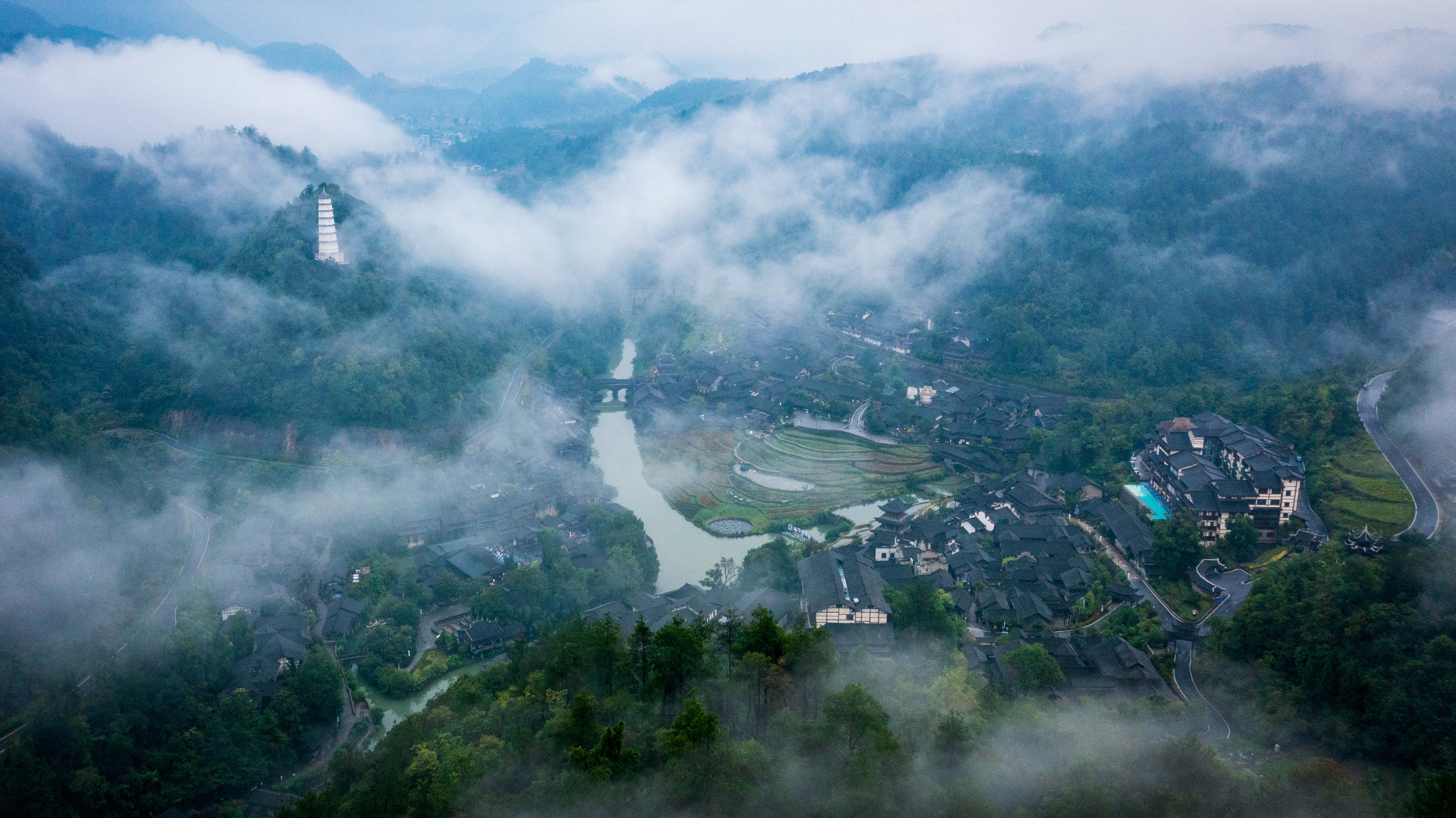 /uploads/image/2026/01/15/3215777e421f5e17527b7e86120de049.jpg 《云锁古村 水墨仙境》龚志军.jpg